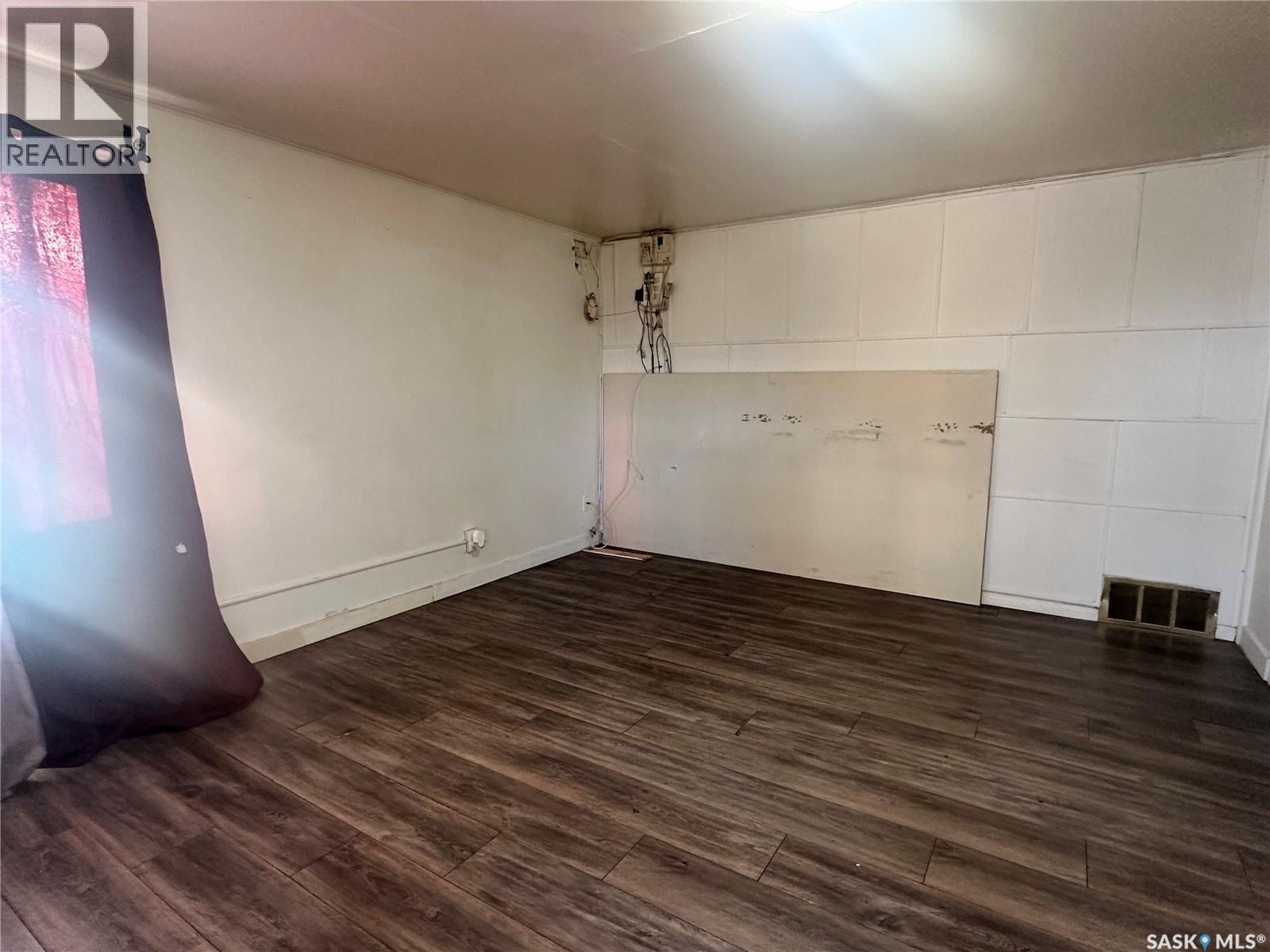 1050 Vaughan Street, Moose Jaw, Saskatchewan  S6H 5P2 - Photo 2 - SK034755