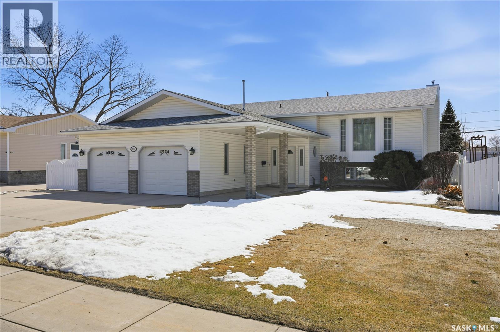 106 3rd Street S, Martensville, Saskatchewan  S0K 2T2 - Photo 2 - SK034718