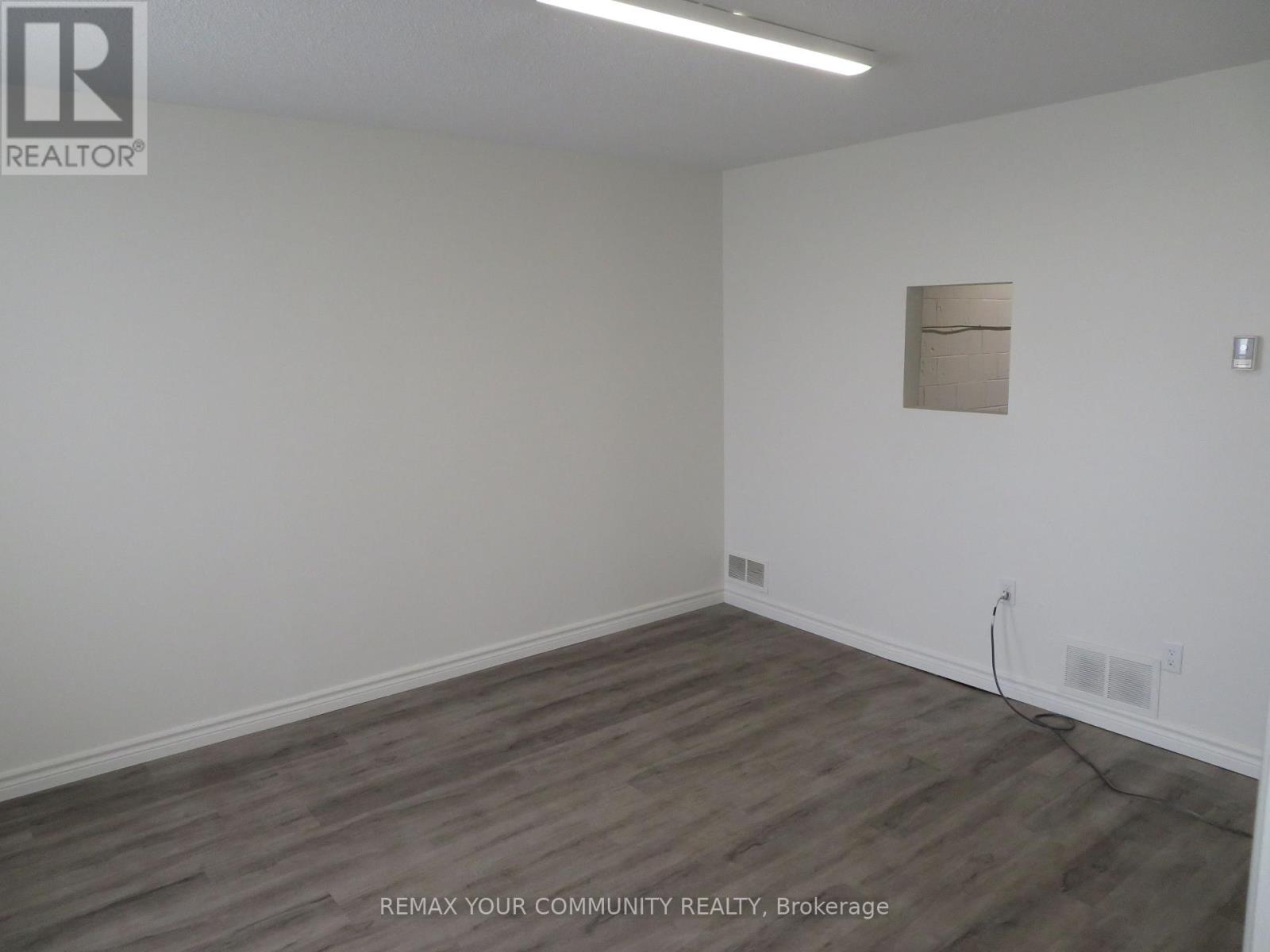 723 Garyray Drive, Toronto, Ontario  M9L 1R2 - Photo 5 - W12865138
