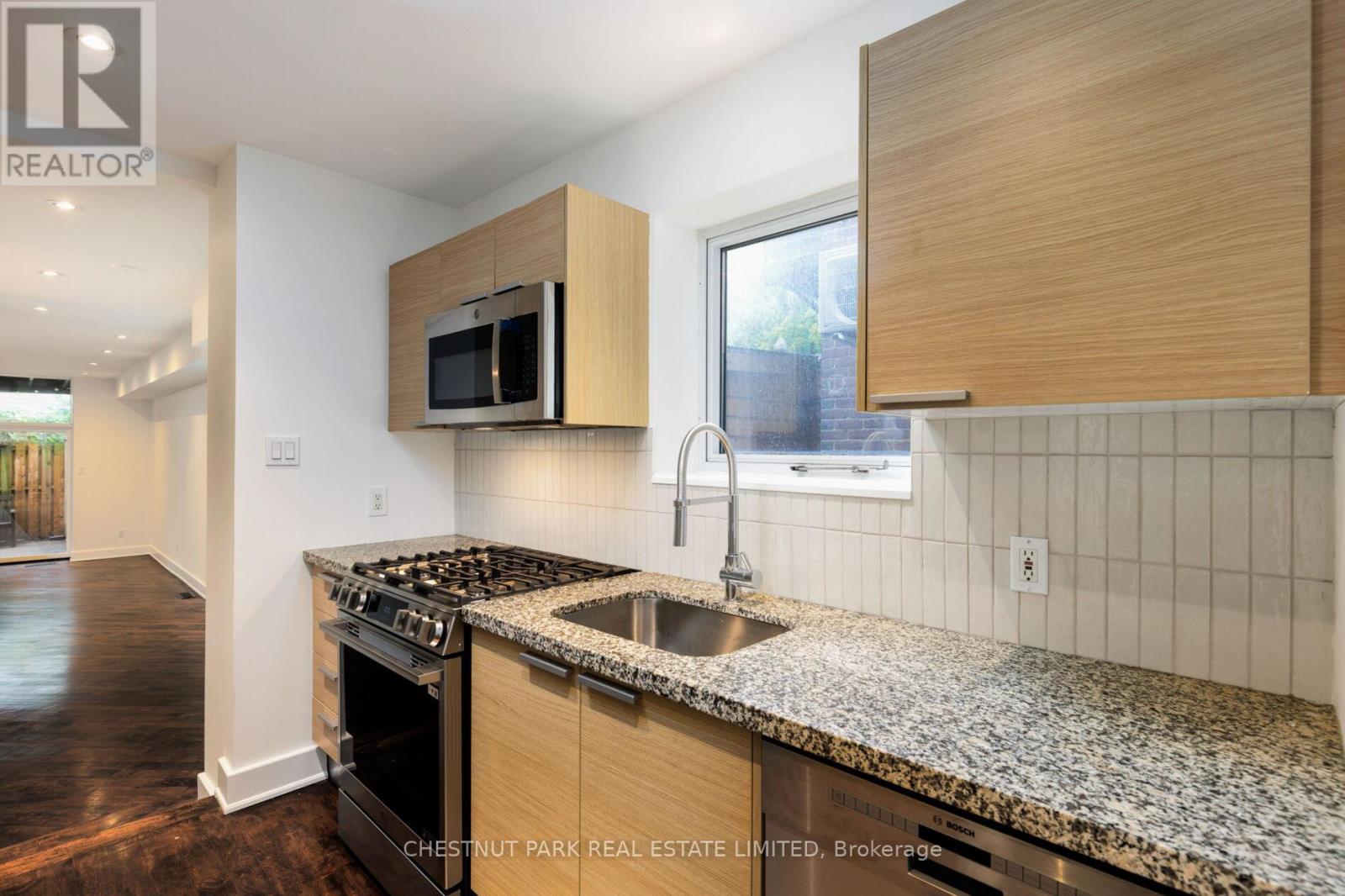 Main Fl - 734 Huron Street, Toronto, Ontario  M4V 2W3 - Photo 6 - C13078478