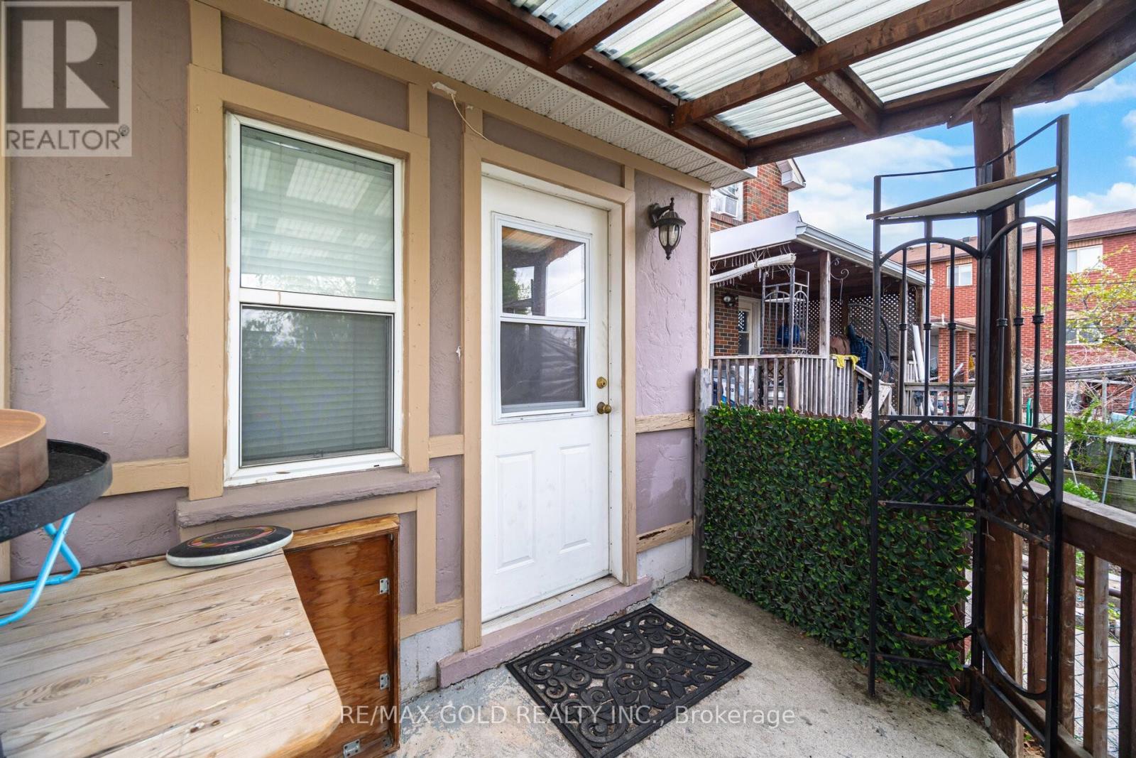 27 Aileen Avenue, Toronto, Ontario  M6M 1E5 - Photo 12 - W13078316