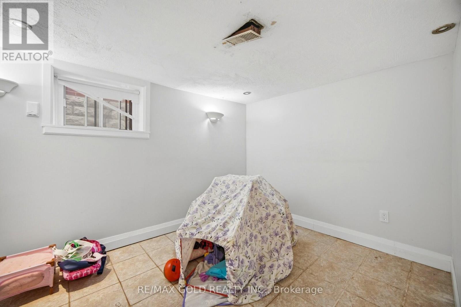 27 Aileen Avenue, Toronto, Ontario  M6M 1E5 - Photo 15 - W13078316