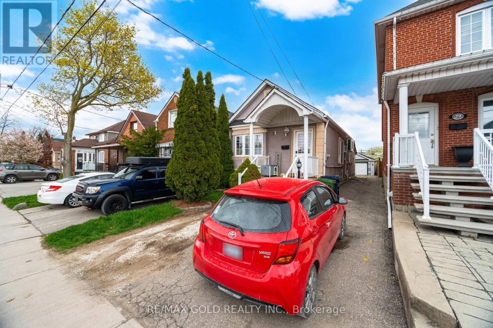 27 Aileen Avenue, Toronto, Ontario  M6M 1E5 - Photo 3 - W13078316