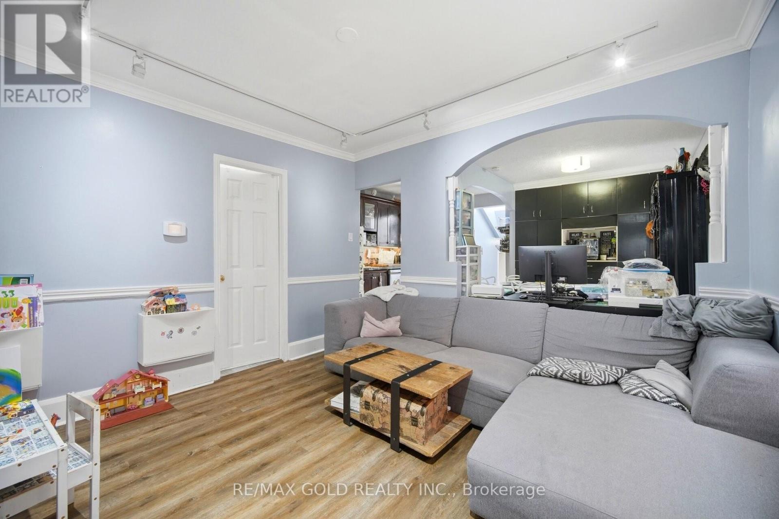 27 Aileen Avenue, Toronto, Ontario  M6M 1E5 - Photo 4 - W13078316