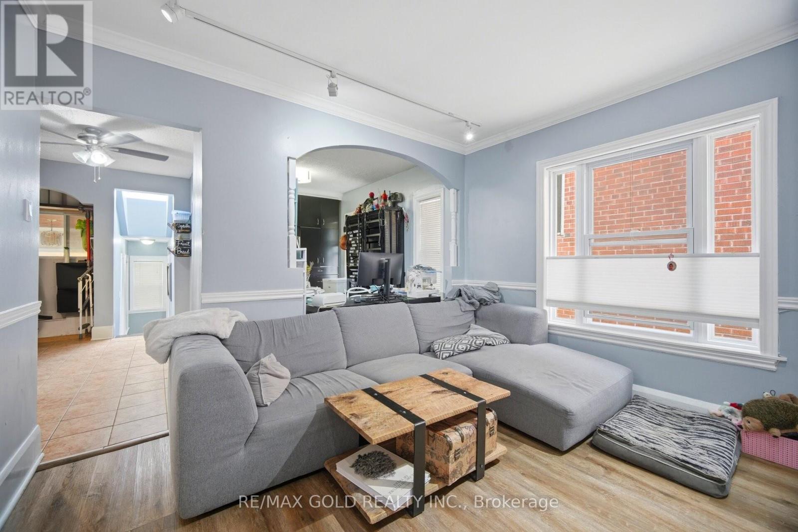 27 Aileen Avenue, Toronto, Ontario  M6M 1E5 - Photo 5 - W13078316