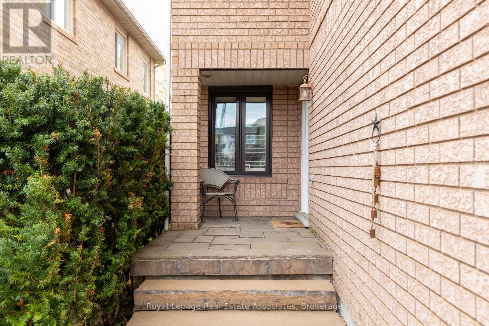 1818 Bridlington Court, Mississauga, Ontario  L5N 7L1 - Photo 2 - W13078322