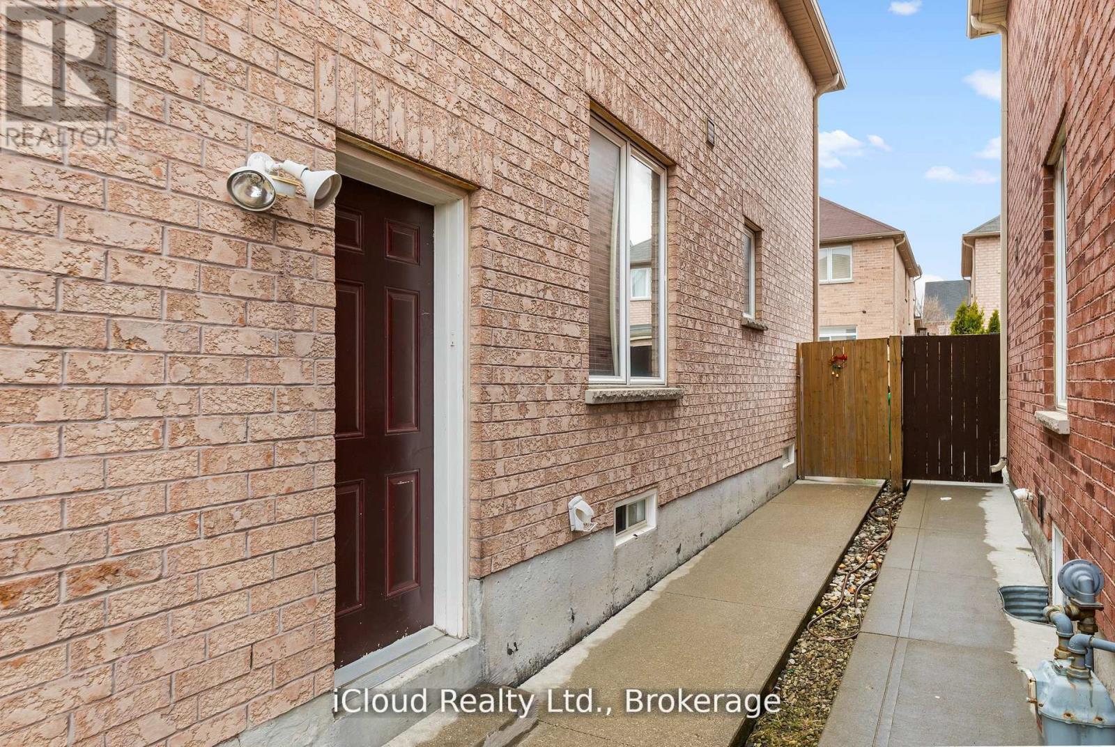 75 Iron Block Drive, Brampton, Ontario  L7A 0J1 - Photo 4 - W13078392