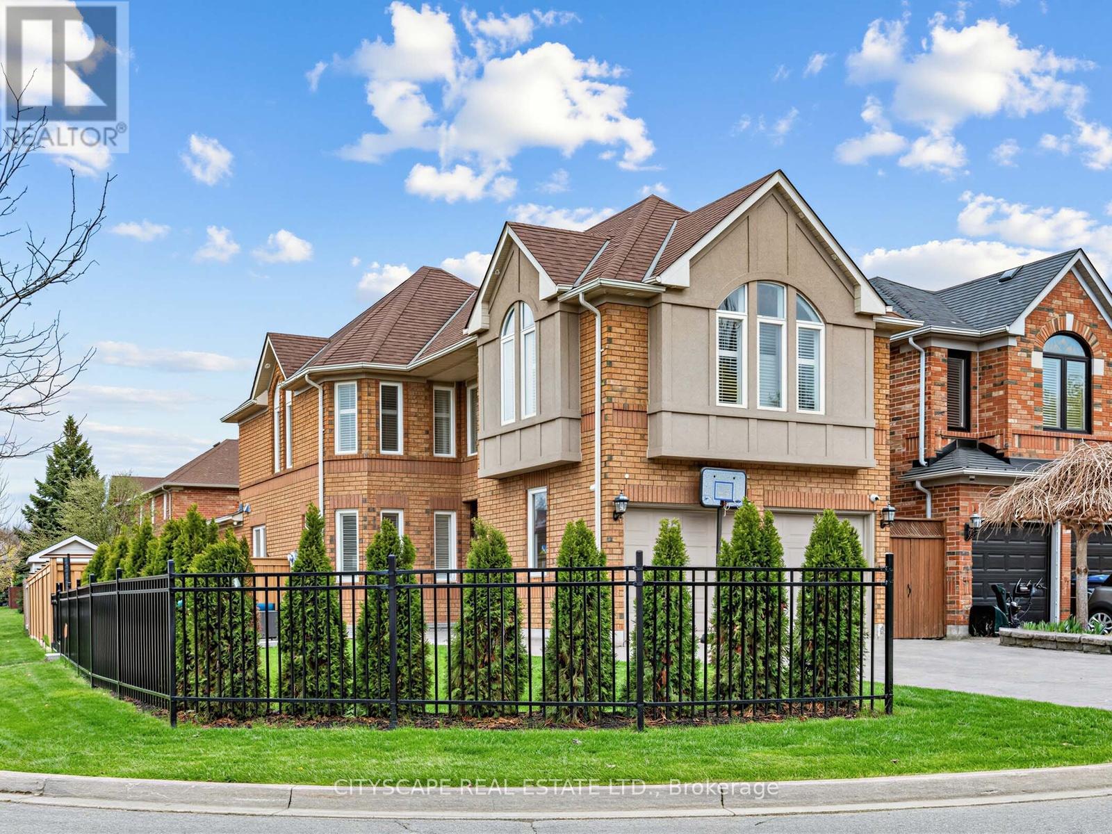 3671 Forest Bluff Crescent, Mississauga, Ontario  L5N 7W7 - Photo 2 - W13078562