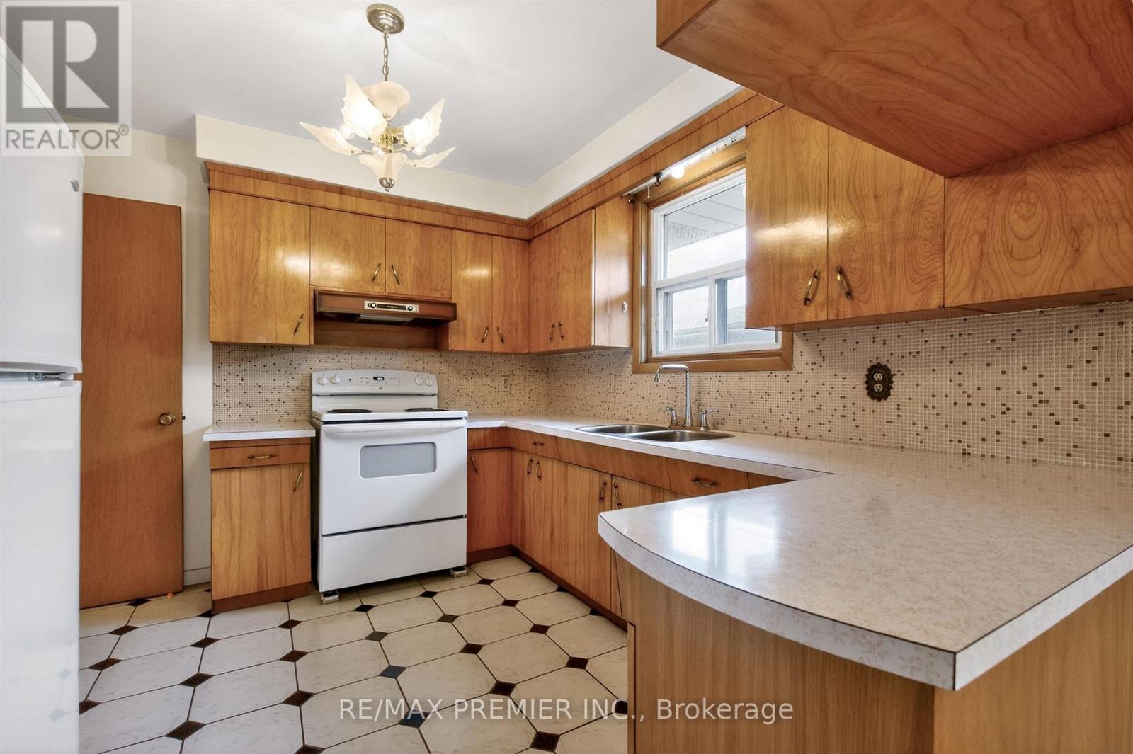 506 Rathburn Road, Toronto, Ontario  M9C 3S8 - Photo 15 - W13078680