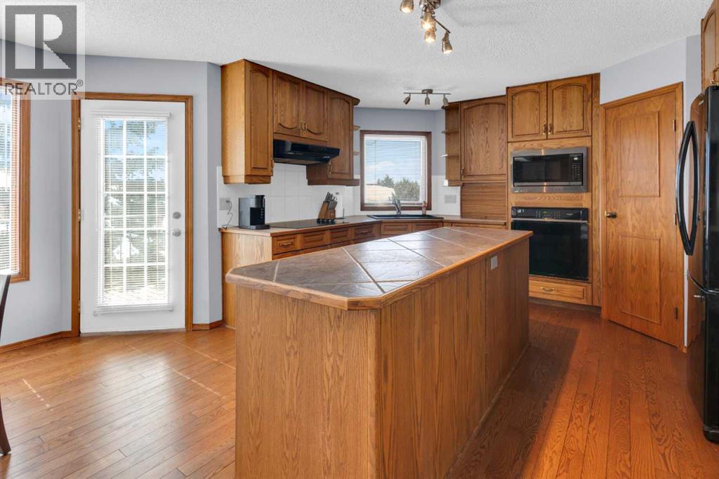 220 Woodbrook Mews Sw, Calgary, Alberta  T2W 4P8 - Photo 7 - A2298872
