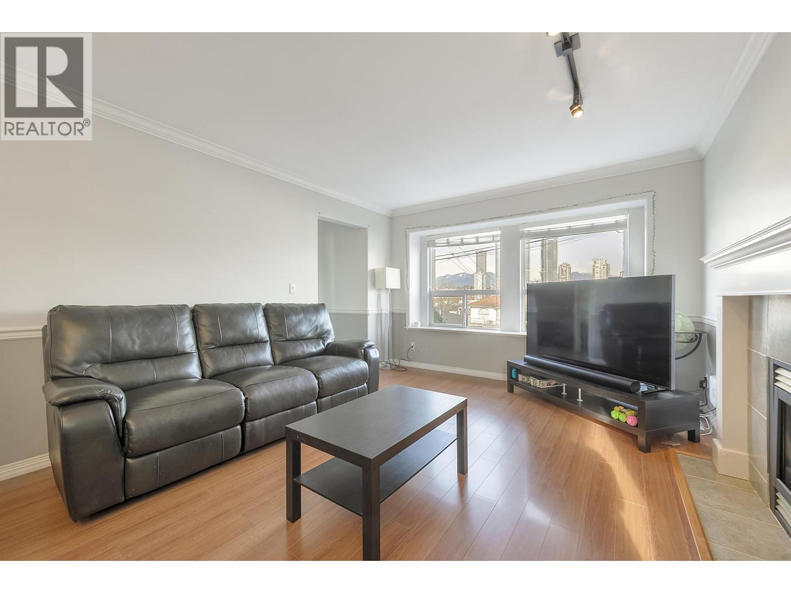 5056 Manor Street, Burnaby, British Columbia  V5G 1B5 - Photo 3 - R3118777