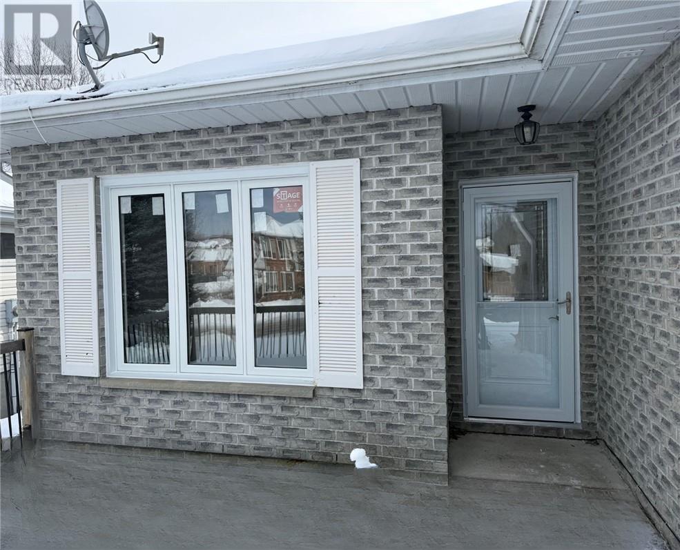 174 Cloverbrae Crescent, North Bay, Ontario  P1A 4J3 - Photo 2 - 2126395