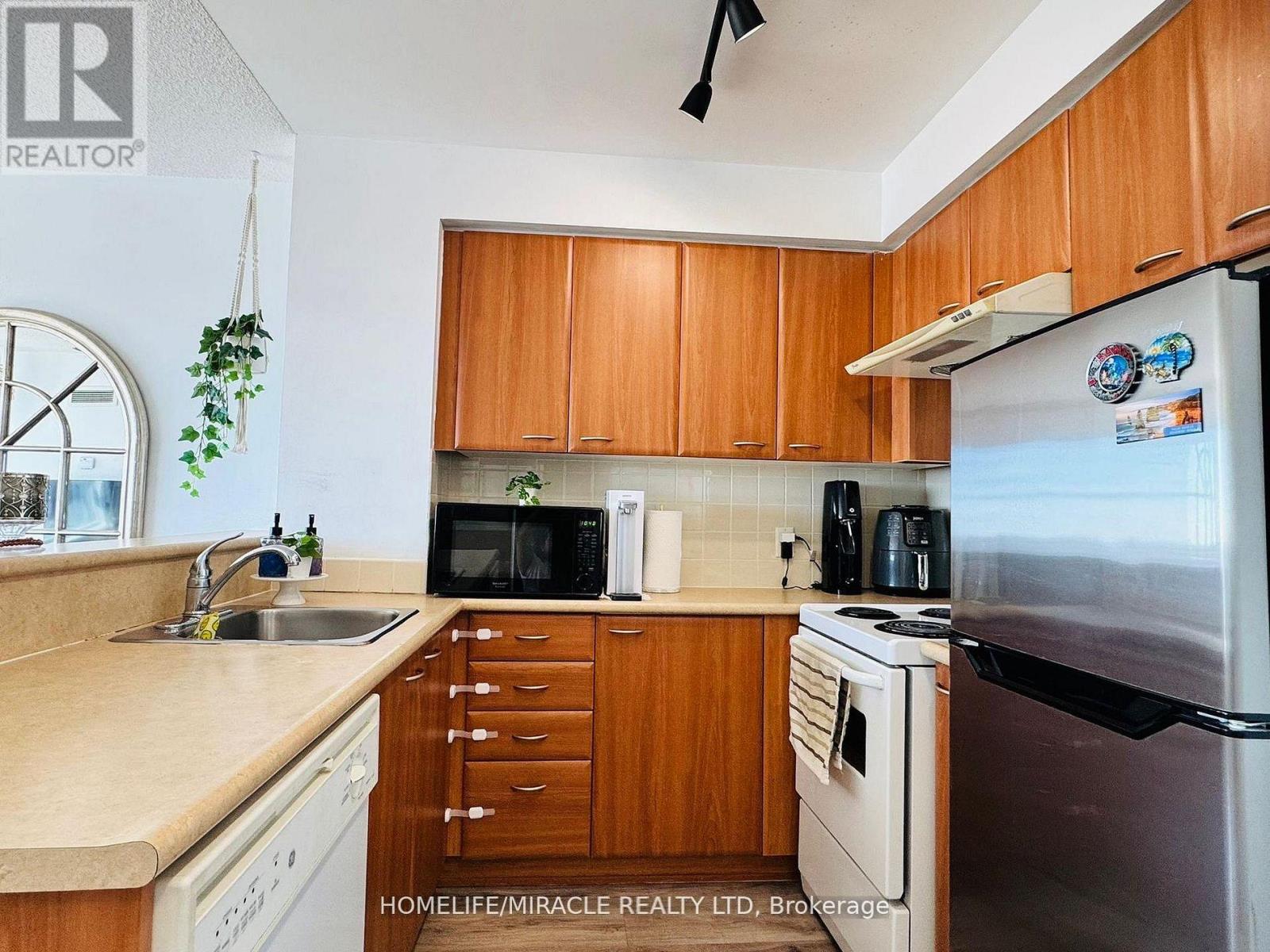 2106 - 36 Lee Centre Drive, Toronto, Ontario  M1H 3K2 - Photo 7 - E13078806