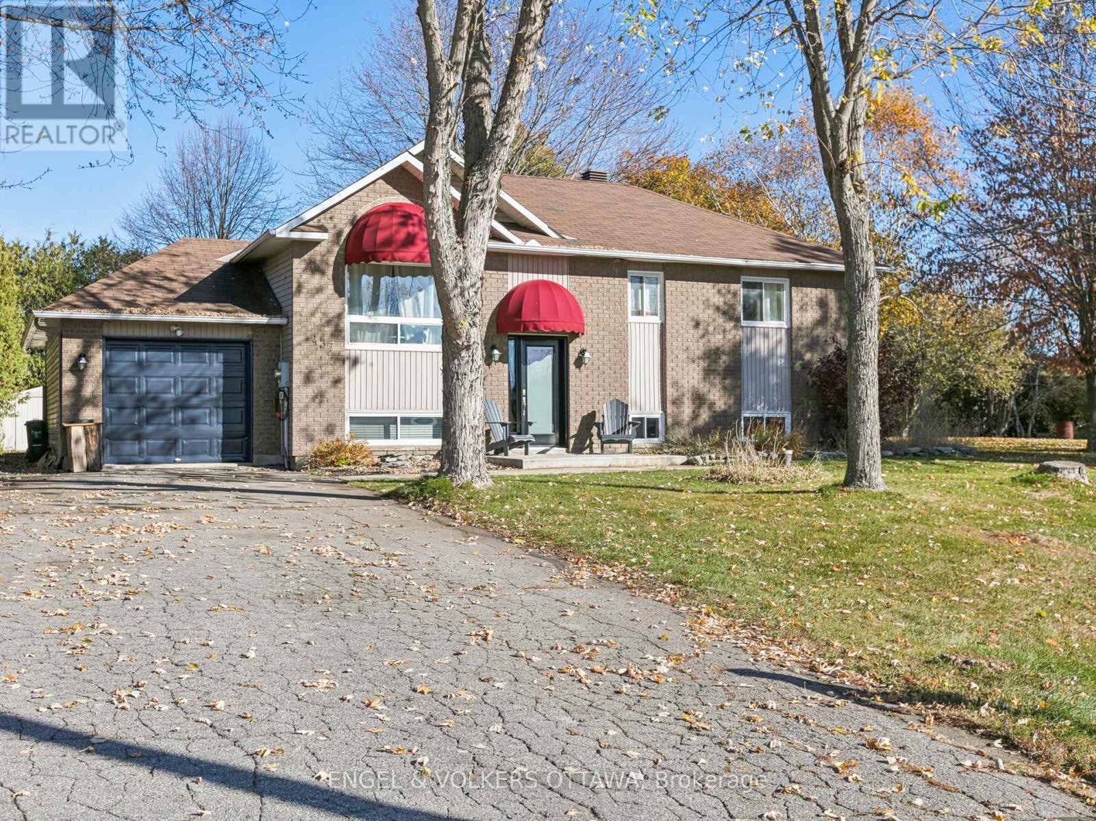 2437 Henri Menard Court, Clarence-Rockland, Ontario  K0A 2A0 - Photo 2 - X12961080