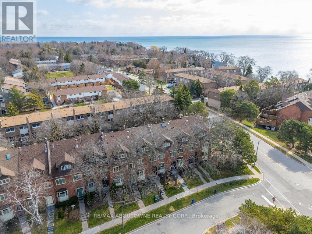 45 Tradewind Drive, Oakville, Ontario  L6L 6K9 - Photo 3 - W12972276