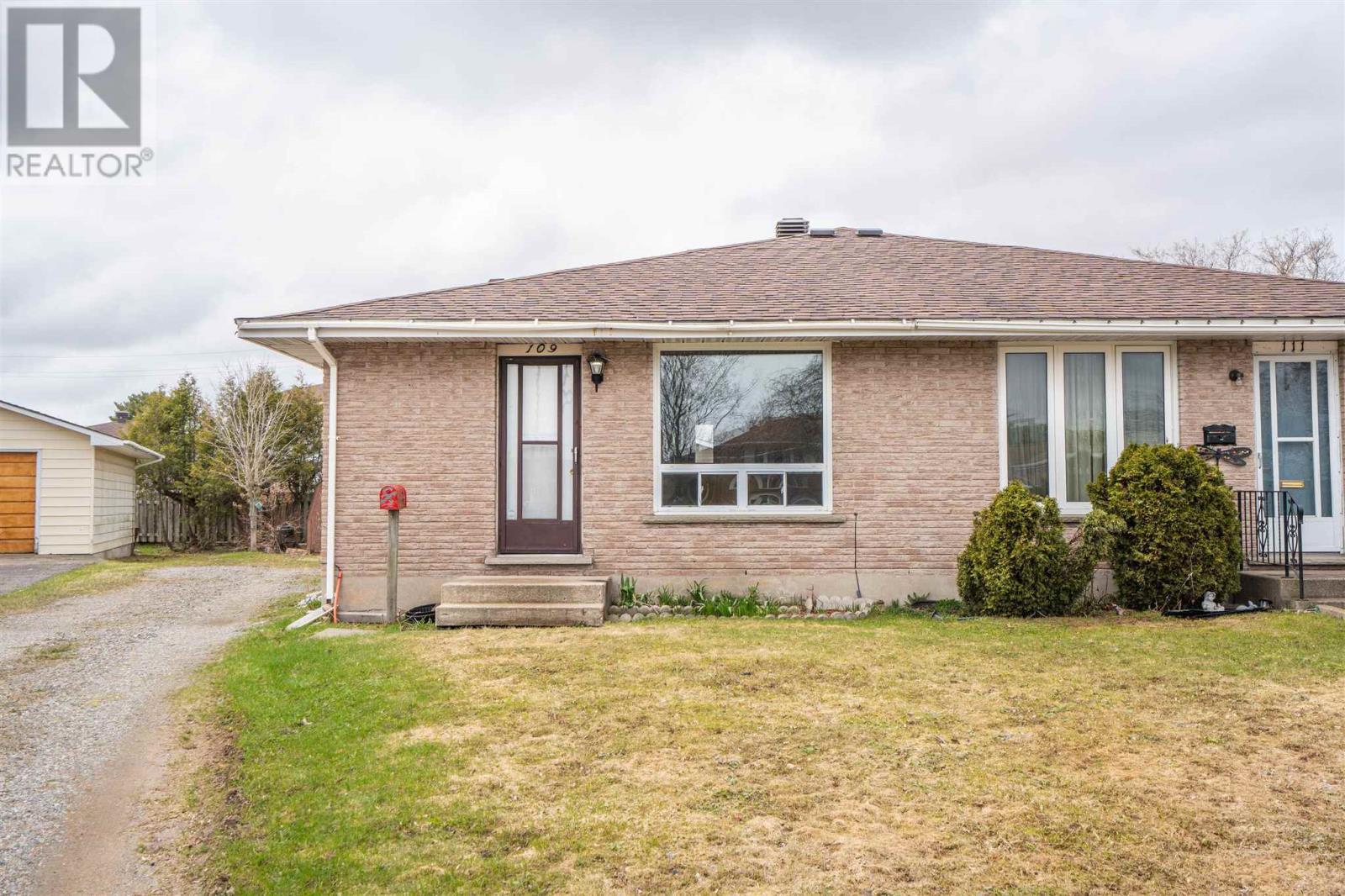 109 Pozzebon Cres, Sault Ste. Marie, Ontario  P6C 6B4 - Photo 2 - SM260850