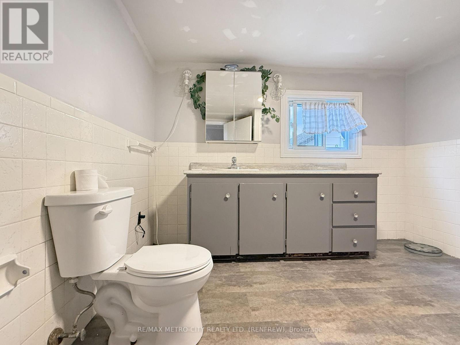 467 Dominion Street, Renfrew, Ontario  K7V 1H5 - Photo 17 - X13079086