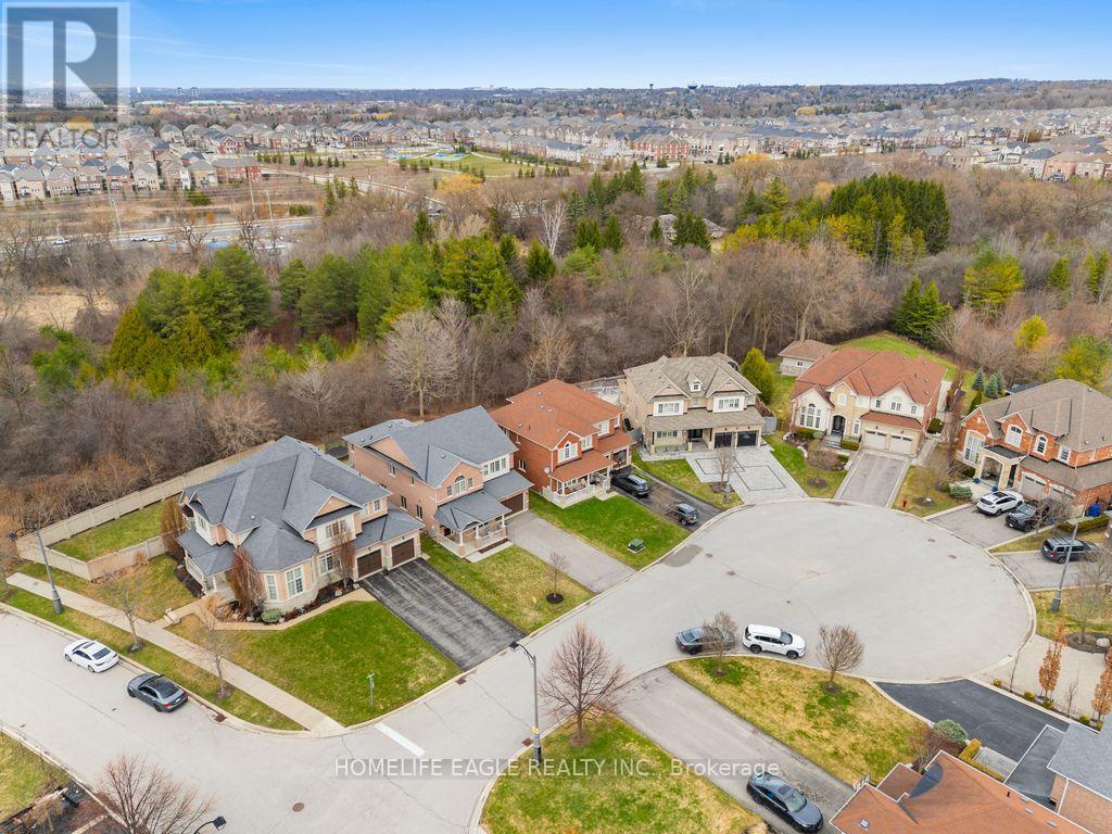 10 FIELDS COURT, Aurora, Ontario