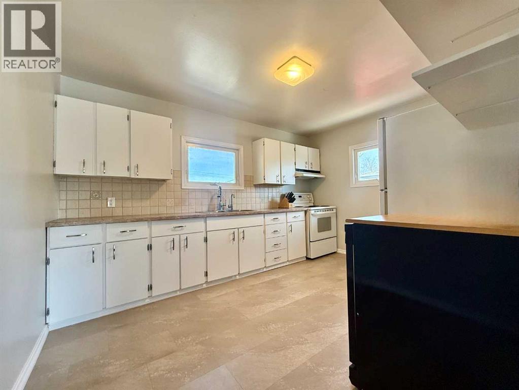 818 9 Avenue, Wainwright, Alberta  T9W 1B9 - Photo 4 - A2307675