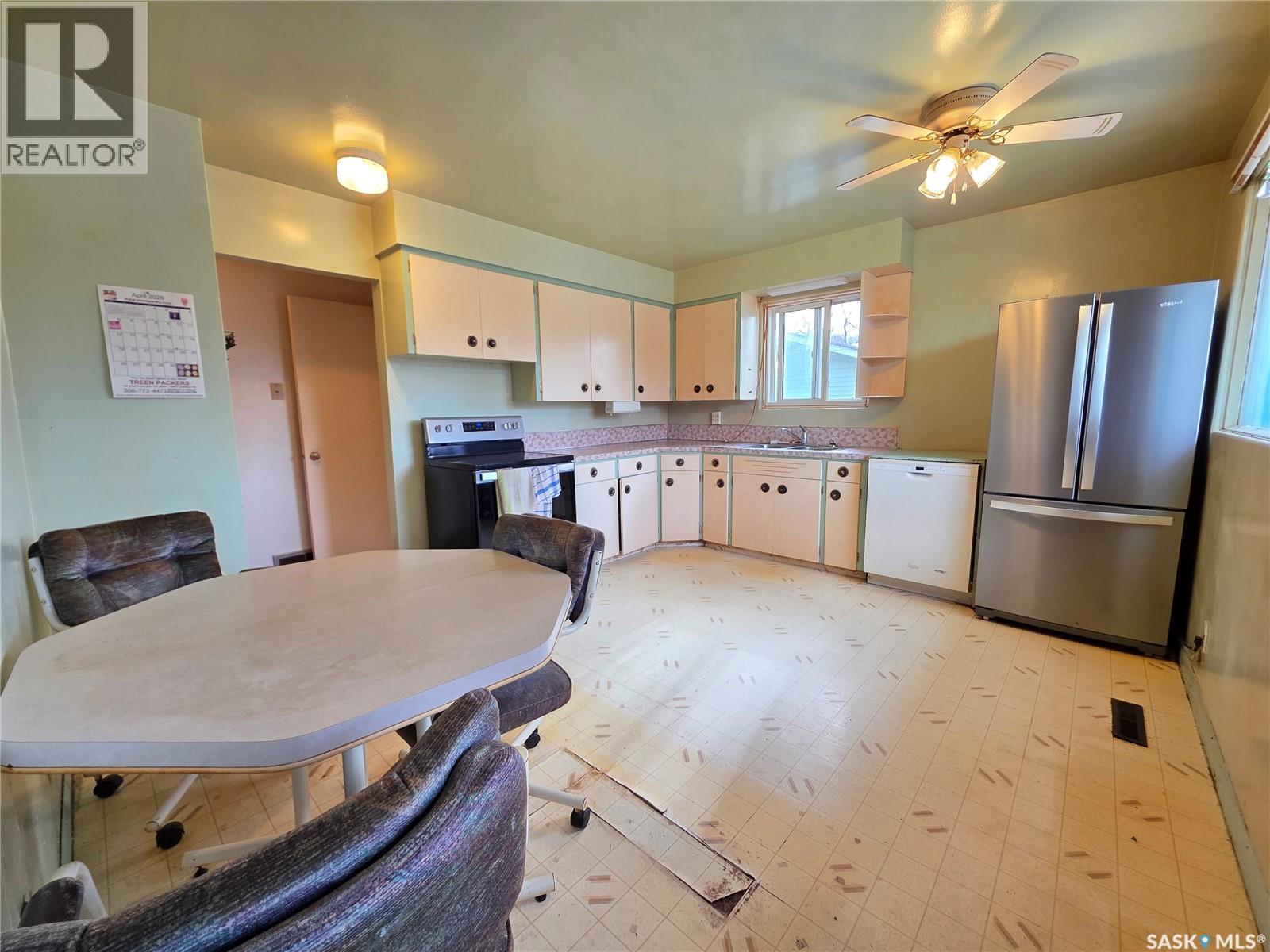 1422 Crawford Avenue, Swift Current, Saskatchewan  S9H 1E9 - Photo 3 - SK034722