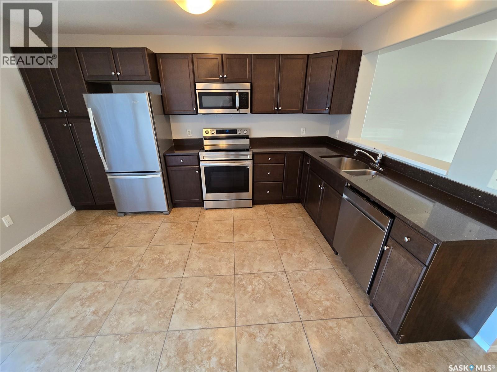 5 815 5th Street NE, Weyburn, Saskatchewan  S4H 2K9 - Photo 11 - SK034646