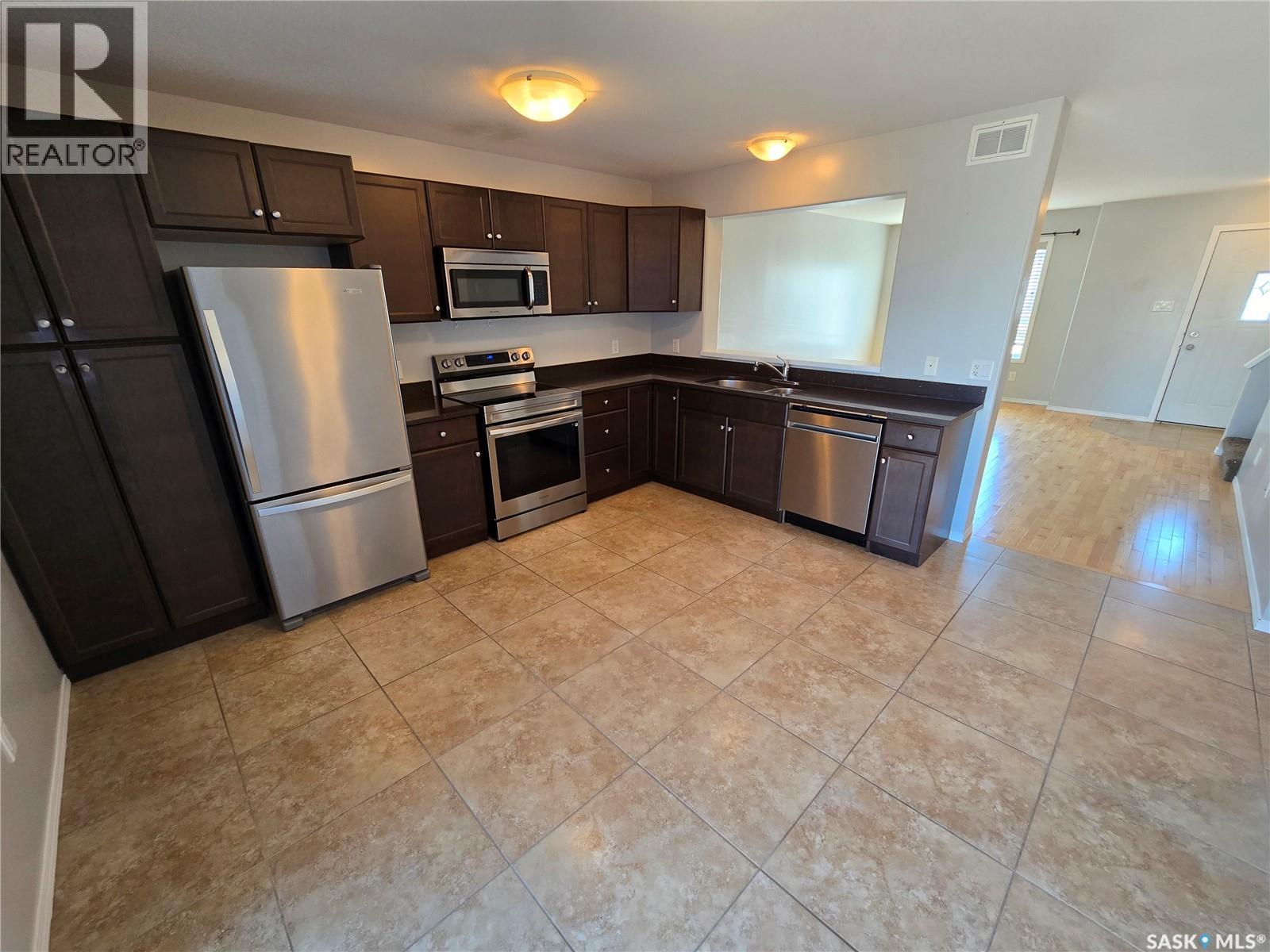 5 815 5th Street NE, Weyburn, Saskatchewan  S4H 2K9 - Photo 12 - SK034646