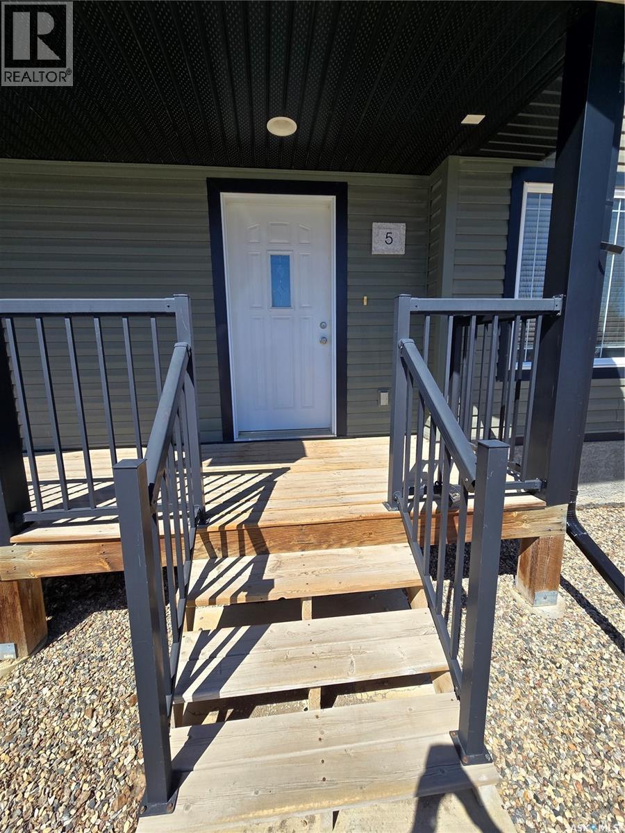 5 815 5th Street NE, Weyburn, Saskatchewan  S4H 2K9 - Photo 5 - SK034646