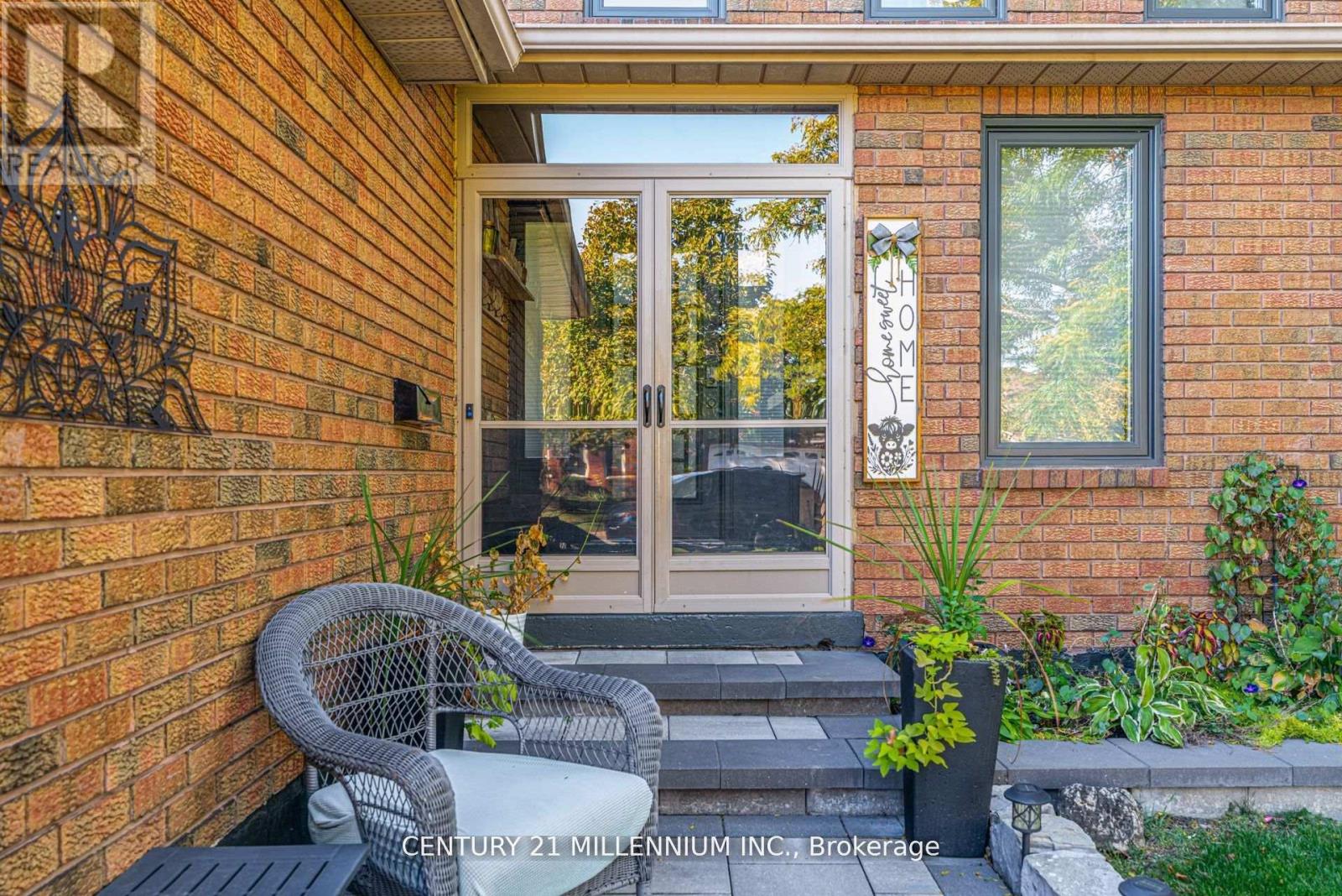 28 Bristol Avenue, Brampton, Ontario  L6X 2B3 - Photo 3 - W13079202