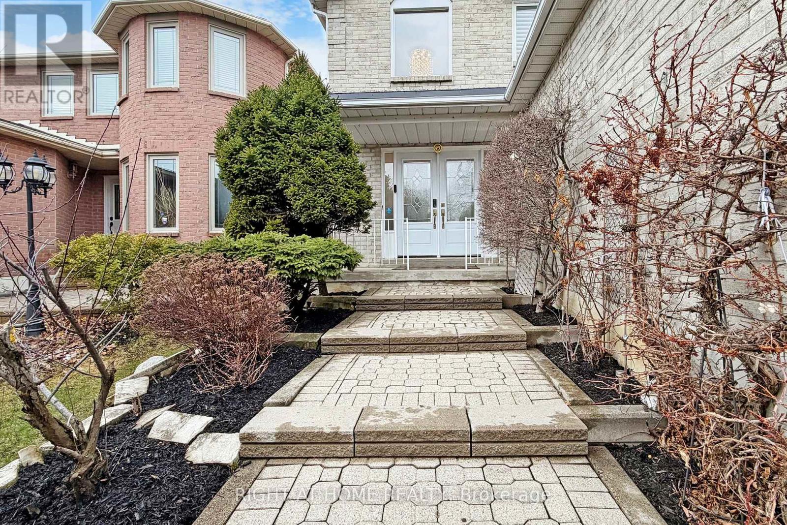 5301 Heritage Hills Boulevard, Mississauga, Ontario  L5R 2J8 - Photo 3 - W13079226