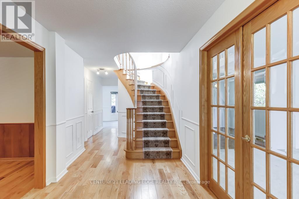 1595 Sir Monty's Drive, Mississauga, Ontario  L5N 4P1 - Photo 2 - W13079298