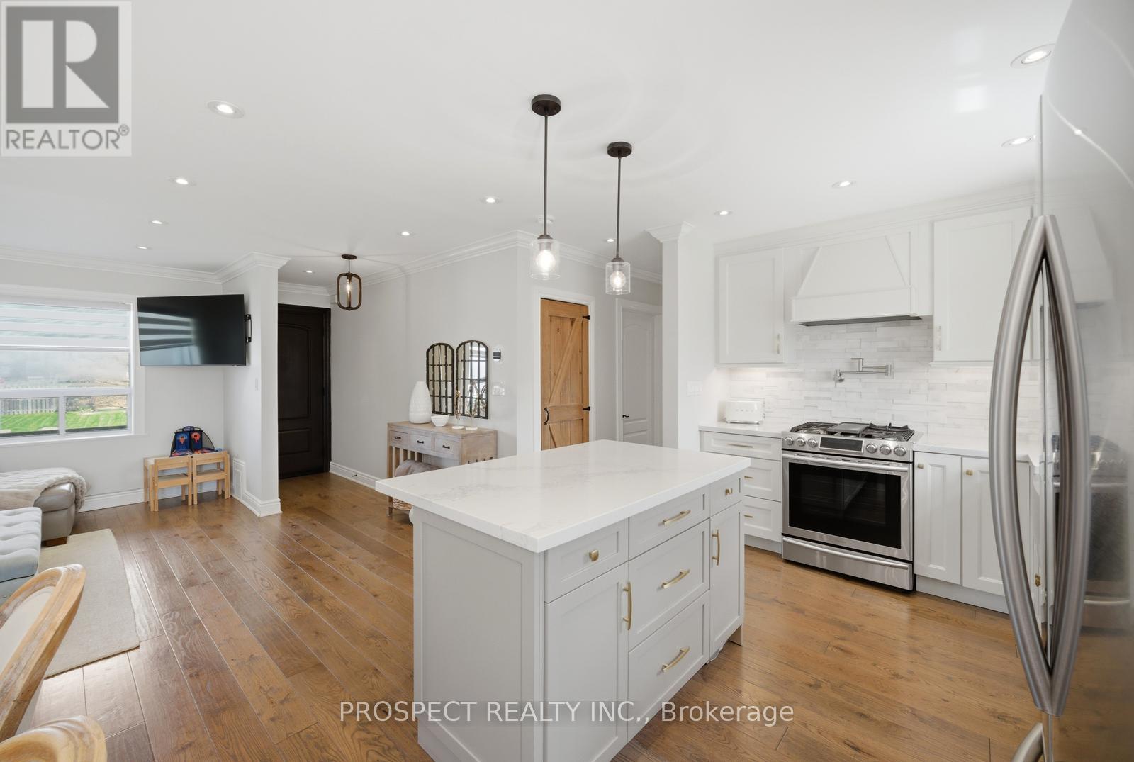 1 Bayford Avenue, Toronto, Ontario  M3K 1W6 - Photo 13 - W13079322