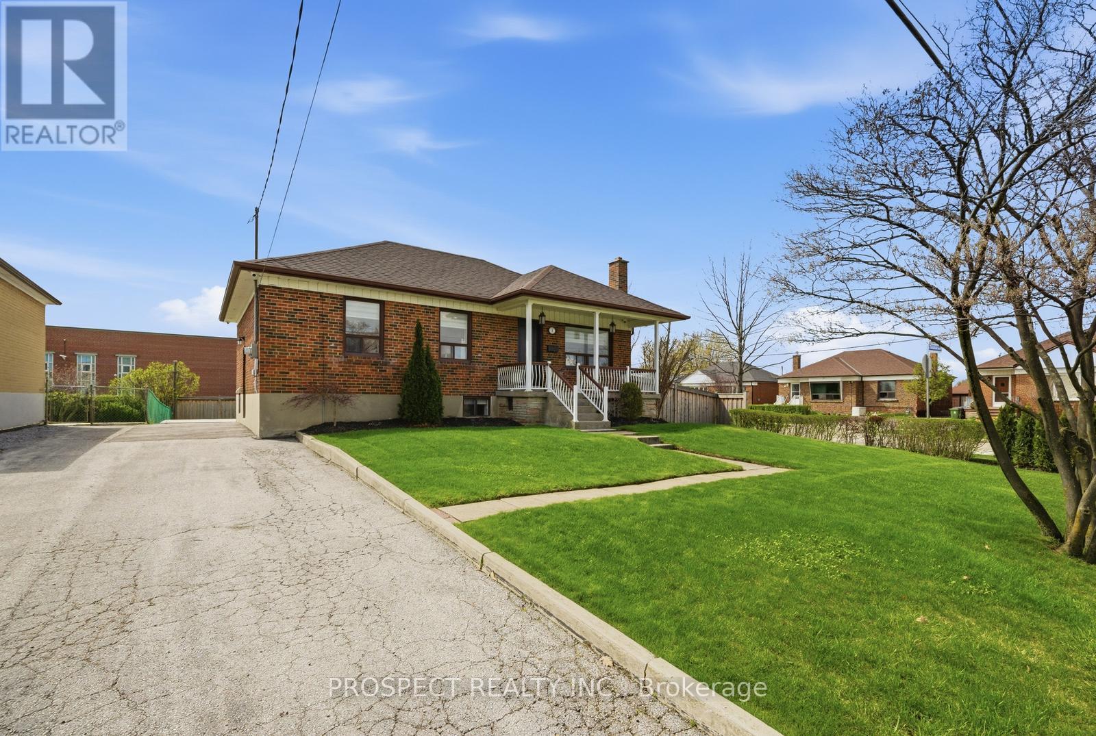 1 Bayford Avenue, Toronto, Ontario  M3K 1W6 - Photo 2 - W13079322