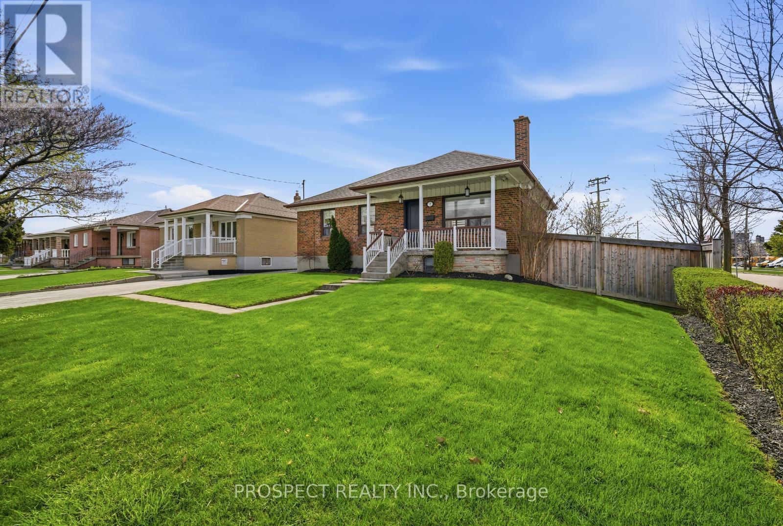 1 Bayford Avenue, Toronto, Ontario  M3K 1W6 - Photo 3 - W13079322