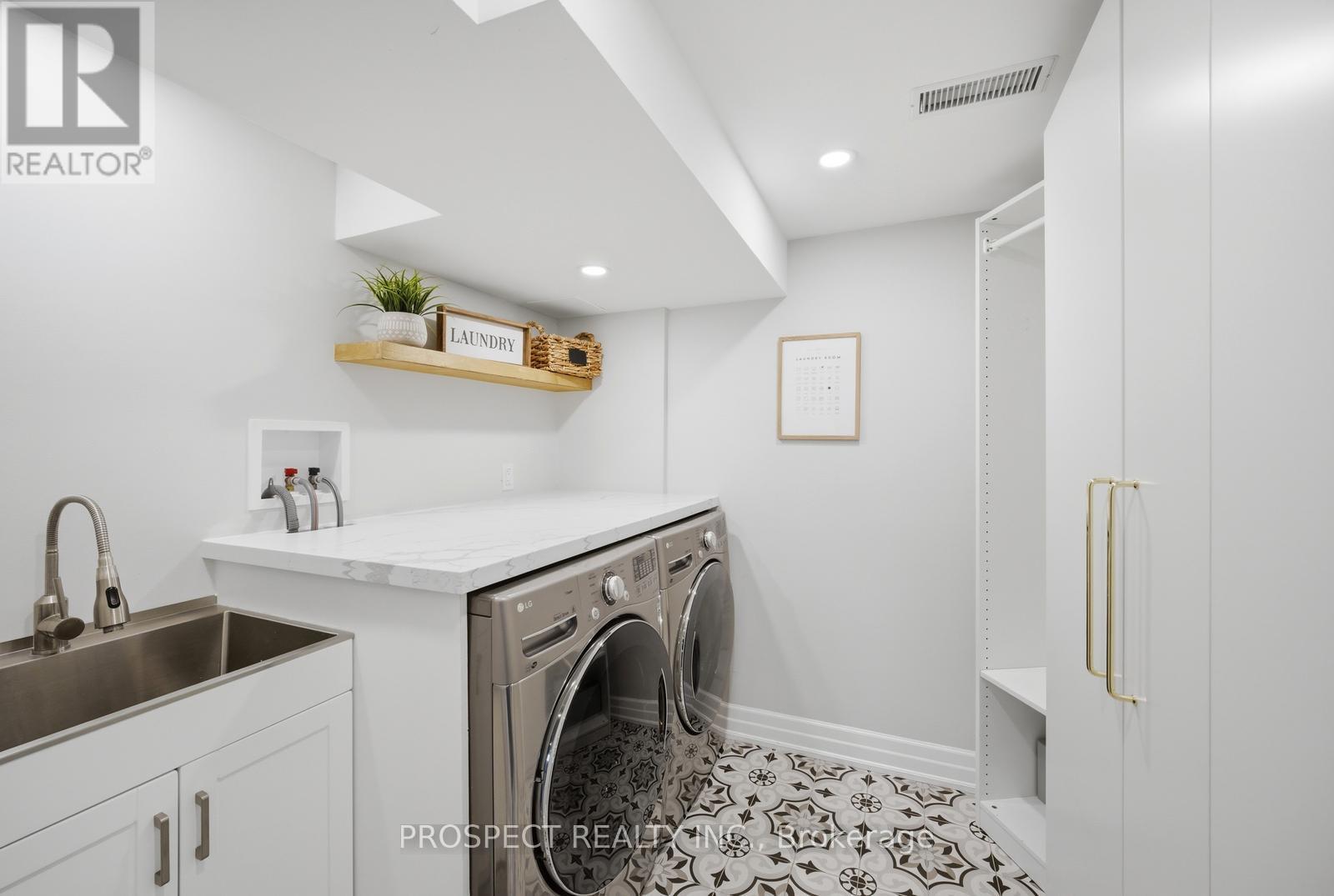 1 Bayford Avenue, Toronto, Ontario  M3K 1W6 - Photo 33 - W13079322