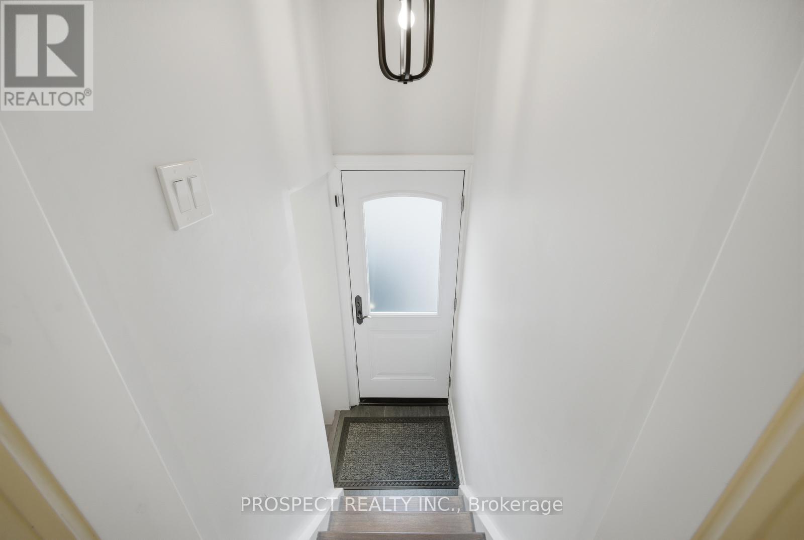 1 Bayford Avenue, Toronto, Ontario  M3K 1W6 - Photo 34 - W13079322
