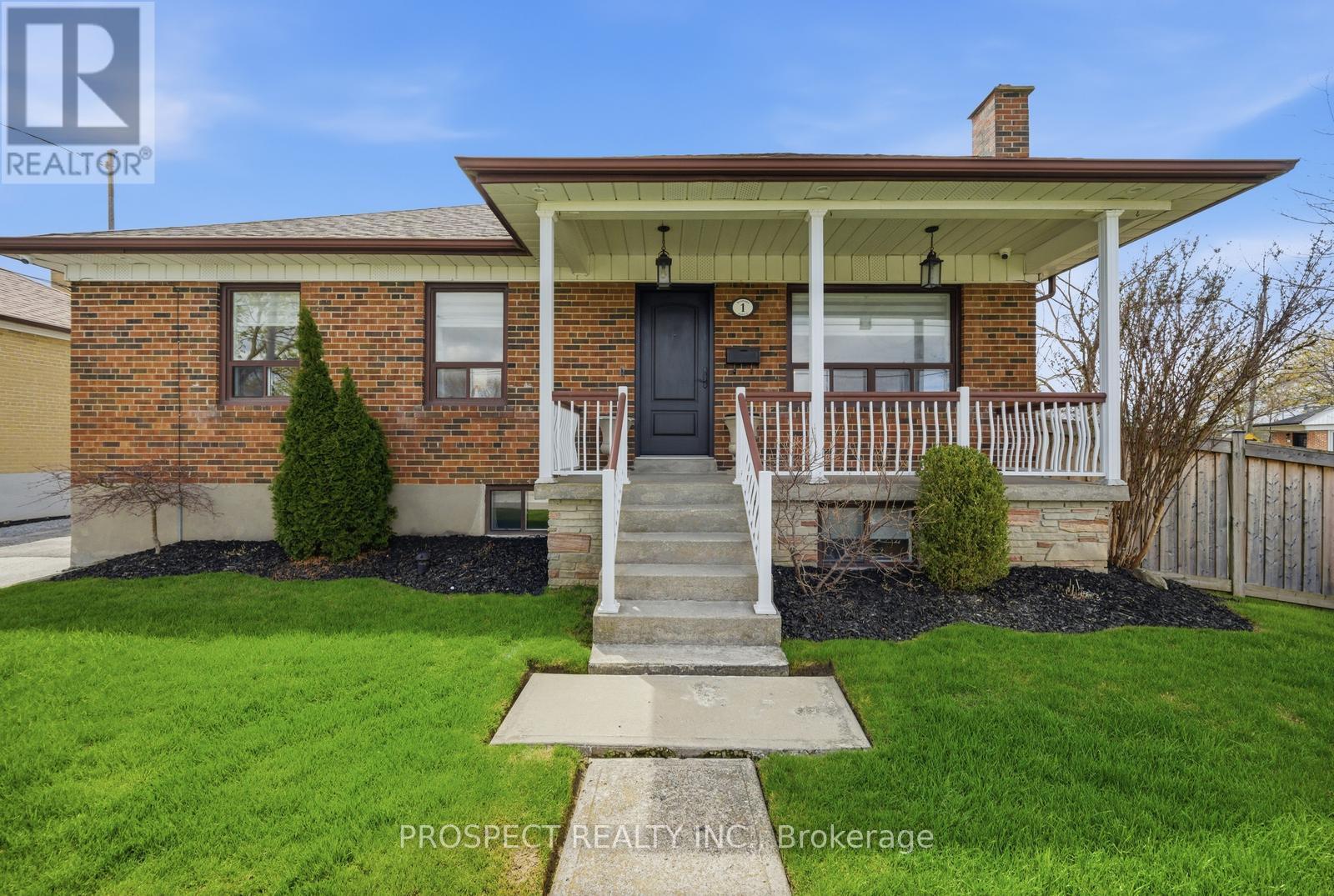 1 Bayford Avenue, Toronto, Ontario  M3K 1W6 - Photo 4 - W13079322