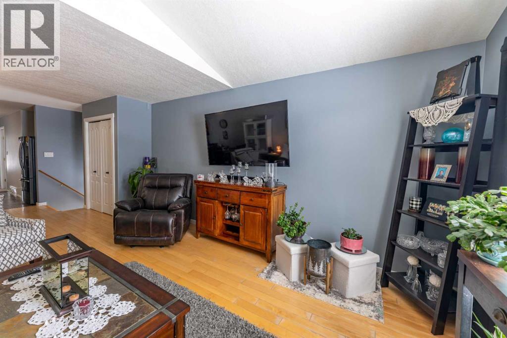 168 Sitar Crescent, Hinton, Alberta  T7V 1S7 - Photo 3 - A2298474
