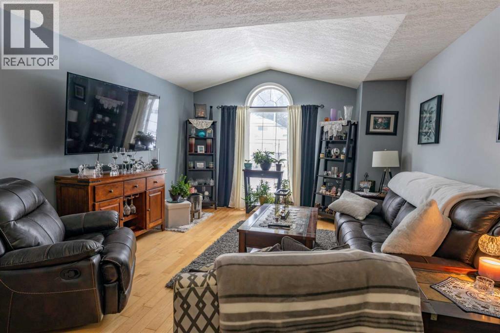 168 Sitar Crescent, Hinton, Alberta  T7V 1S7 - Photo 2 - A2298474