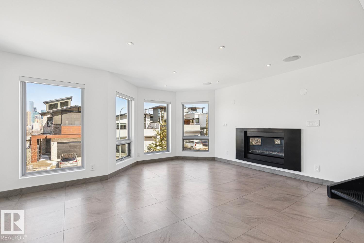 10065 90 Av NW, Edmonton, Alberta  T6E 4X2 - Photo 4 - E4483561