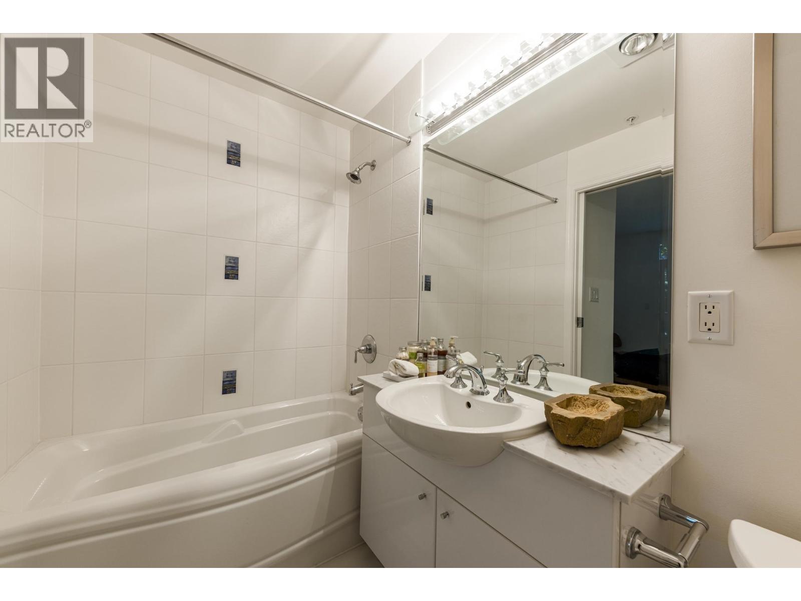 303 168 E Esplanade, North Vancouver, British Columbia  V7L 4X8 - Photo 17 - R3118832