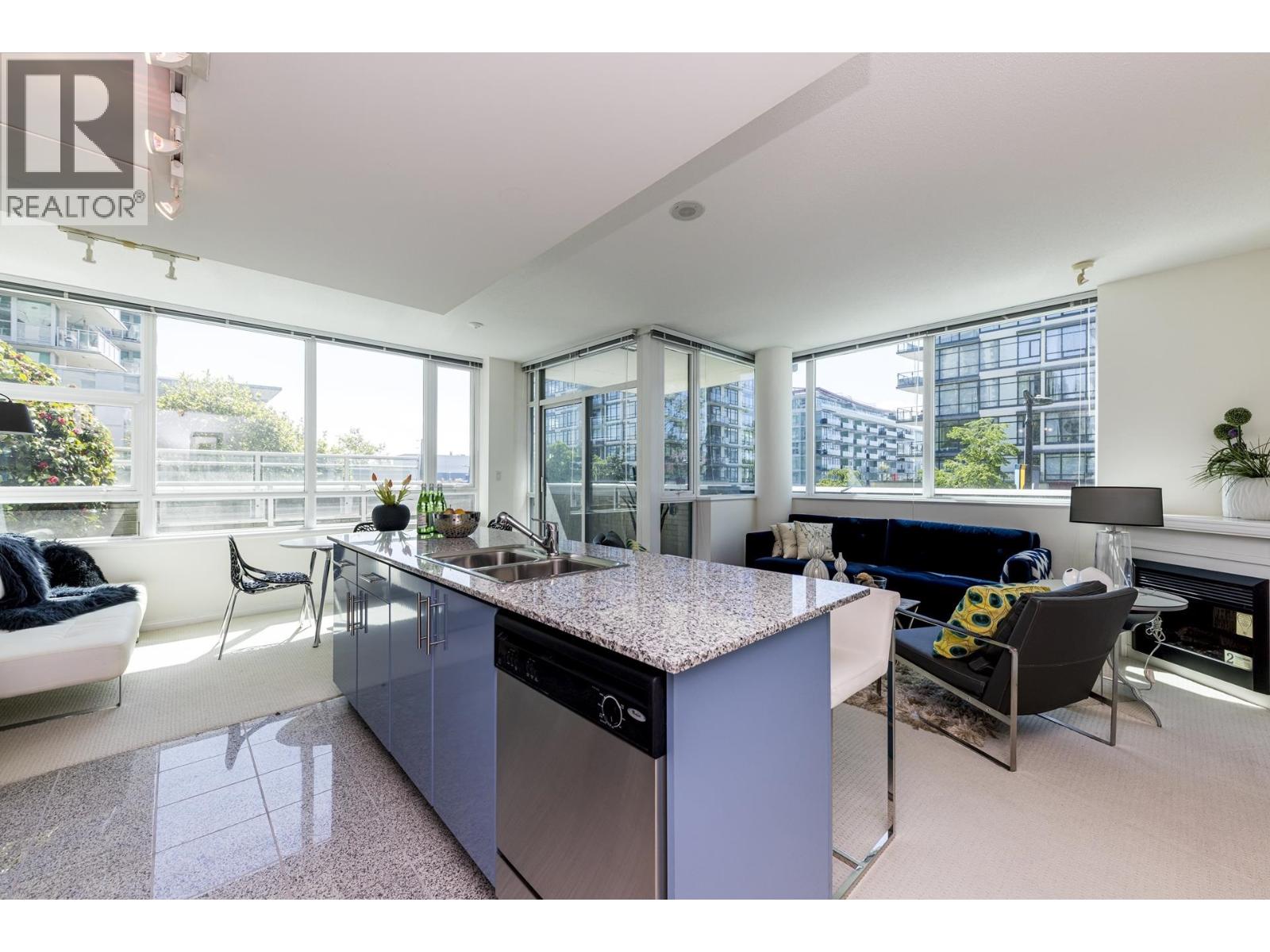 303 168 E Esplanade, North Vancouver, British Columbia  V7L 4X8 - Photo 2 - R3118832