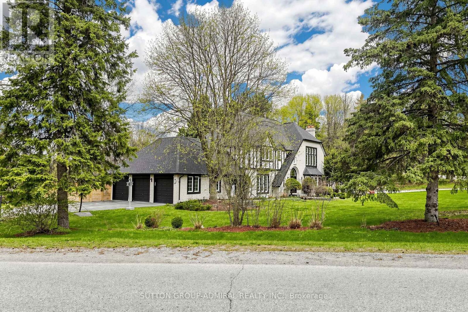 2 Gilbert Drive, Aurora, Ontario  L4G 6W8 - Photo 3 - N13079488