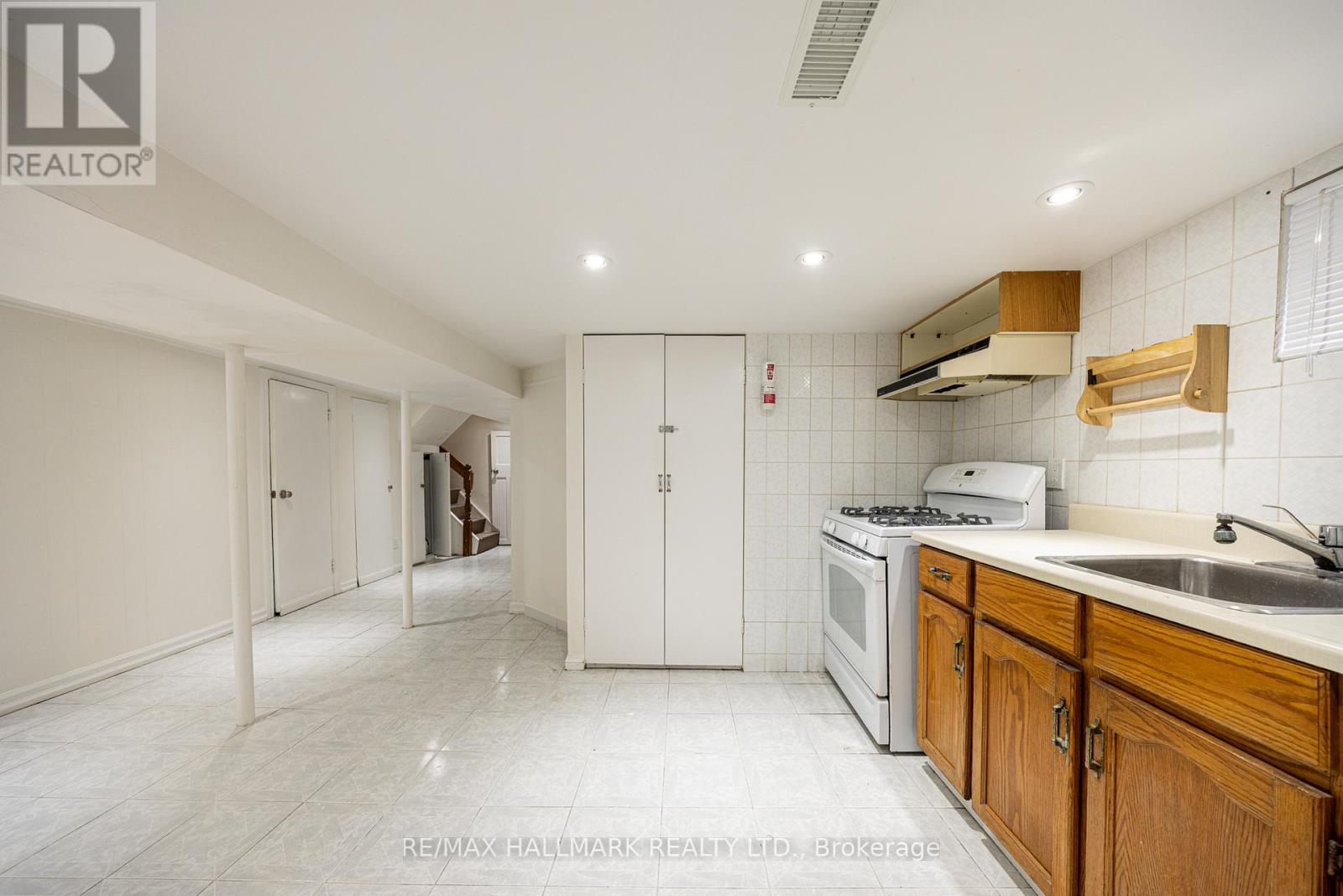 401 Ridelle Avenue, Toronto, Ontario  M6B 1K3 - Photo 13 - W13079344