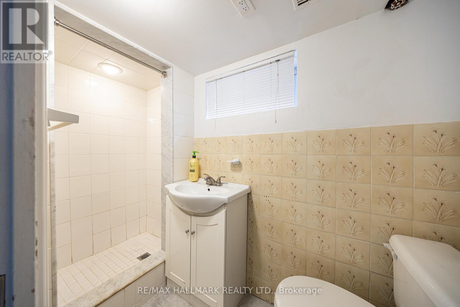 401 Ridelle Avenue, Toronto, Ontario  M6B 1K3 - Photo 16 - W13079344