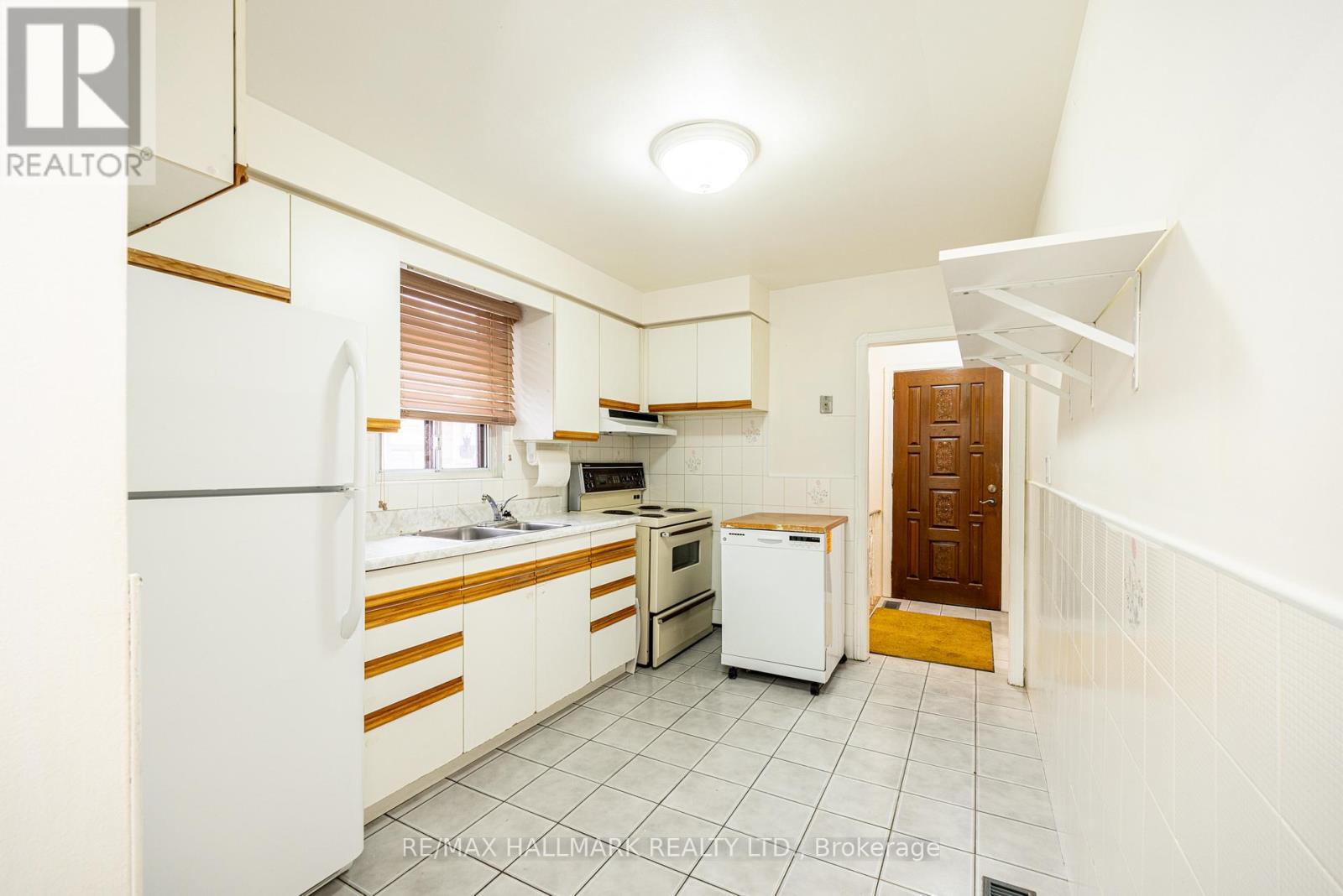 401 Ridelle Avenue, Toronto, Ontario  M6B 1K3 - Photo 4 - W13079344