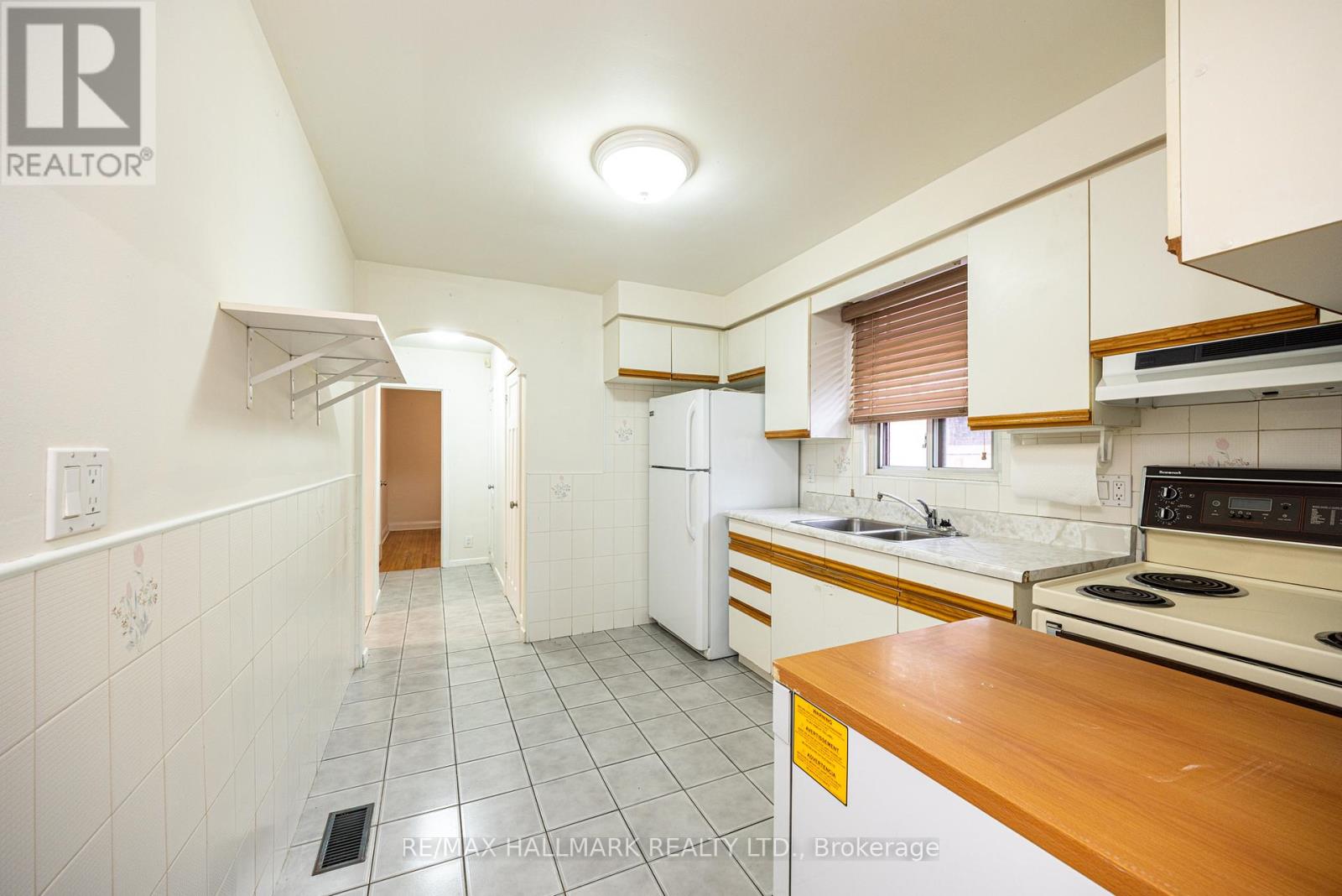 401 Ridelle Avenue, Toronto, Ontario  M6B 1K3 - Photo 5 - W13079344