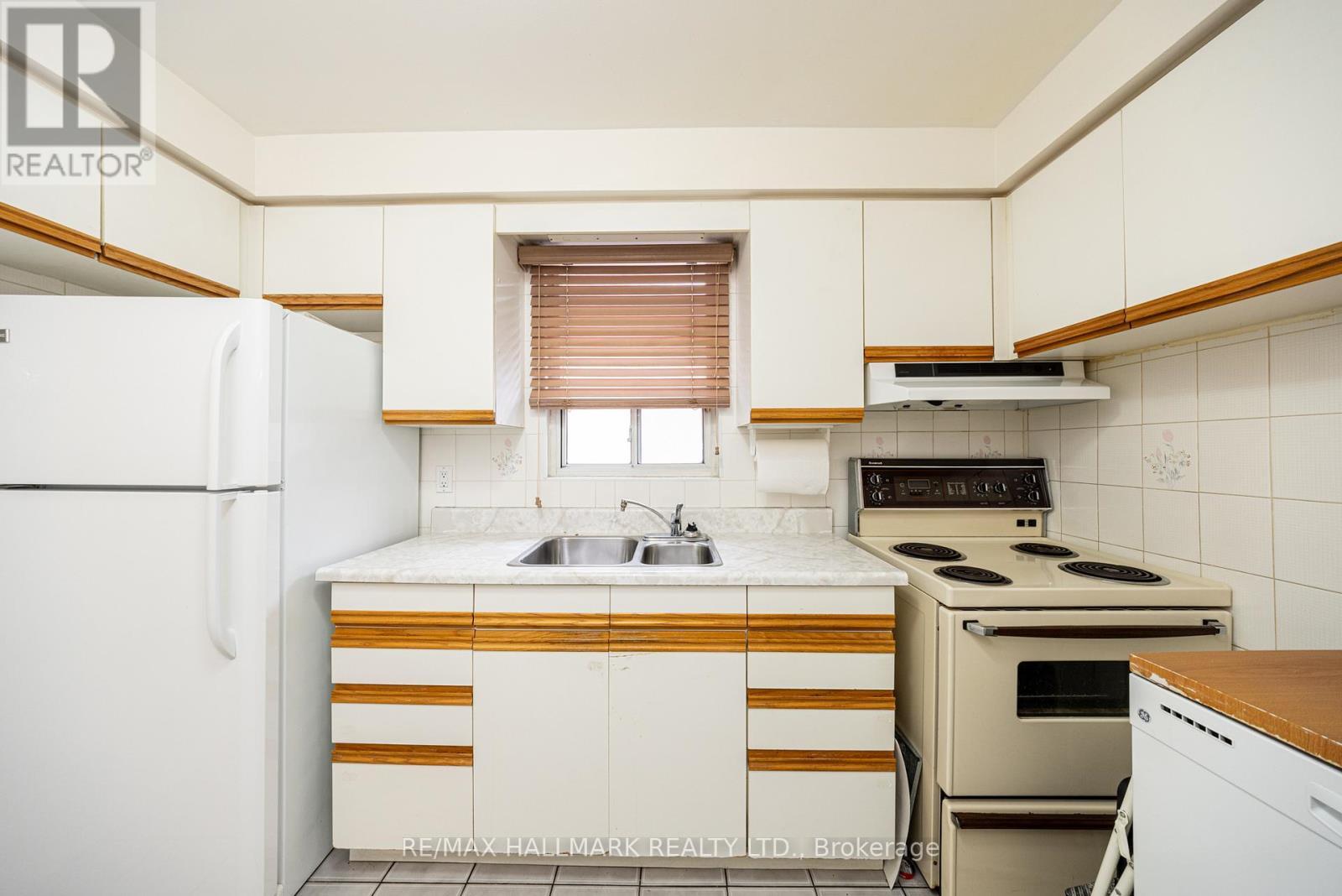 401 Ridelle Avenue, Toronto, Ontario  M6B 1K3 - Photo 6 - W13079344