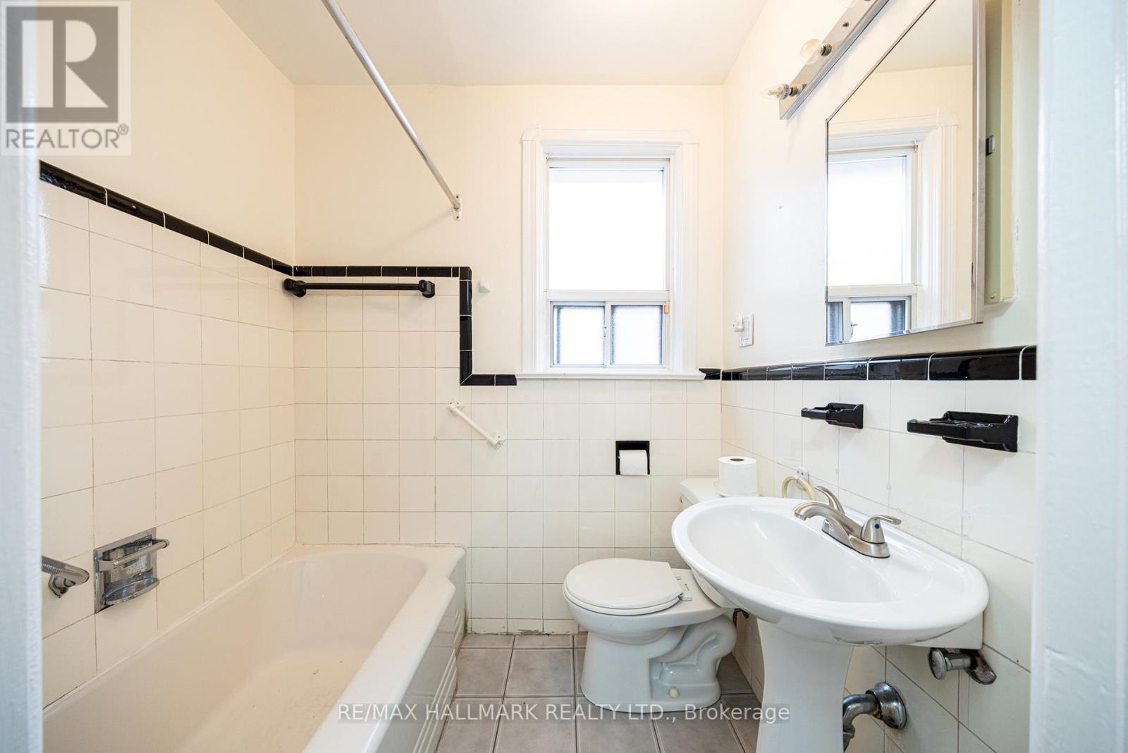 401 Ridelle Avenue, Toronto, Ontario  M6B 1K3 - Photo 9 - W13079344