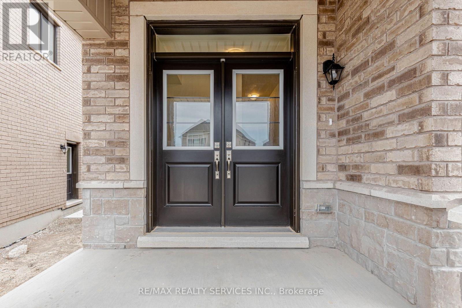 66 Circleview Crescent, Brampton, Ontario  L6Y 6M3 - Photo 2 - W13079436