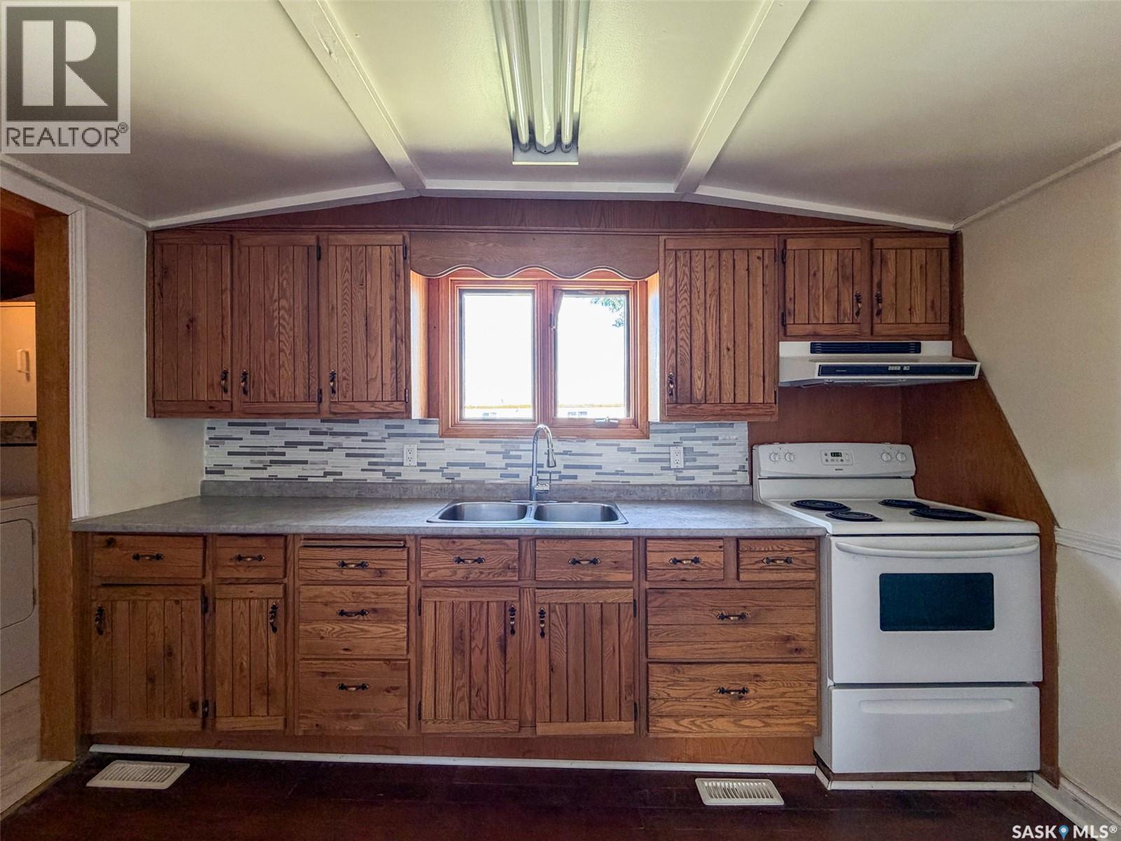 225 1st Avenue W, Frontier, Saskatchewan  S0N 0W0 - Photo 13 - SK034796